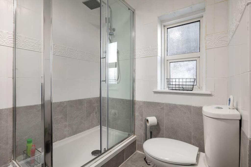 2A - Bright & Airy 2 Bed Flat - 20 Mins To Central Londres Exterior foto