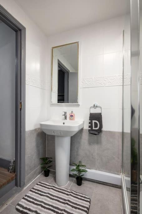 2A - Bright & Airy 2 Bed Flat - 20 Mins To Central Londres Exterior foto